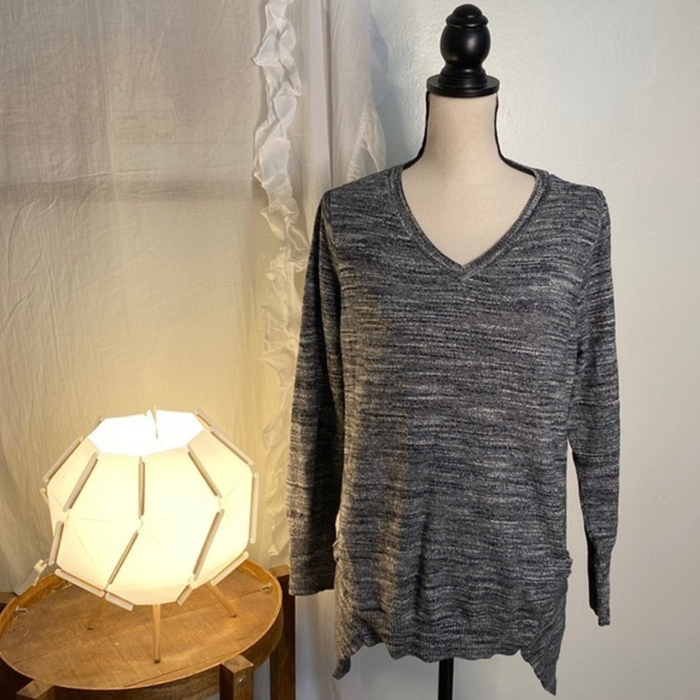 LOGO by Lori Goldstein Gray V-Neck Sweater Size Medium‎